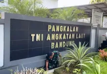 Sambut Ramadan, Prajurit TNI AL Bandung Bersihkan Markas